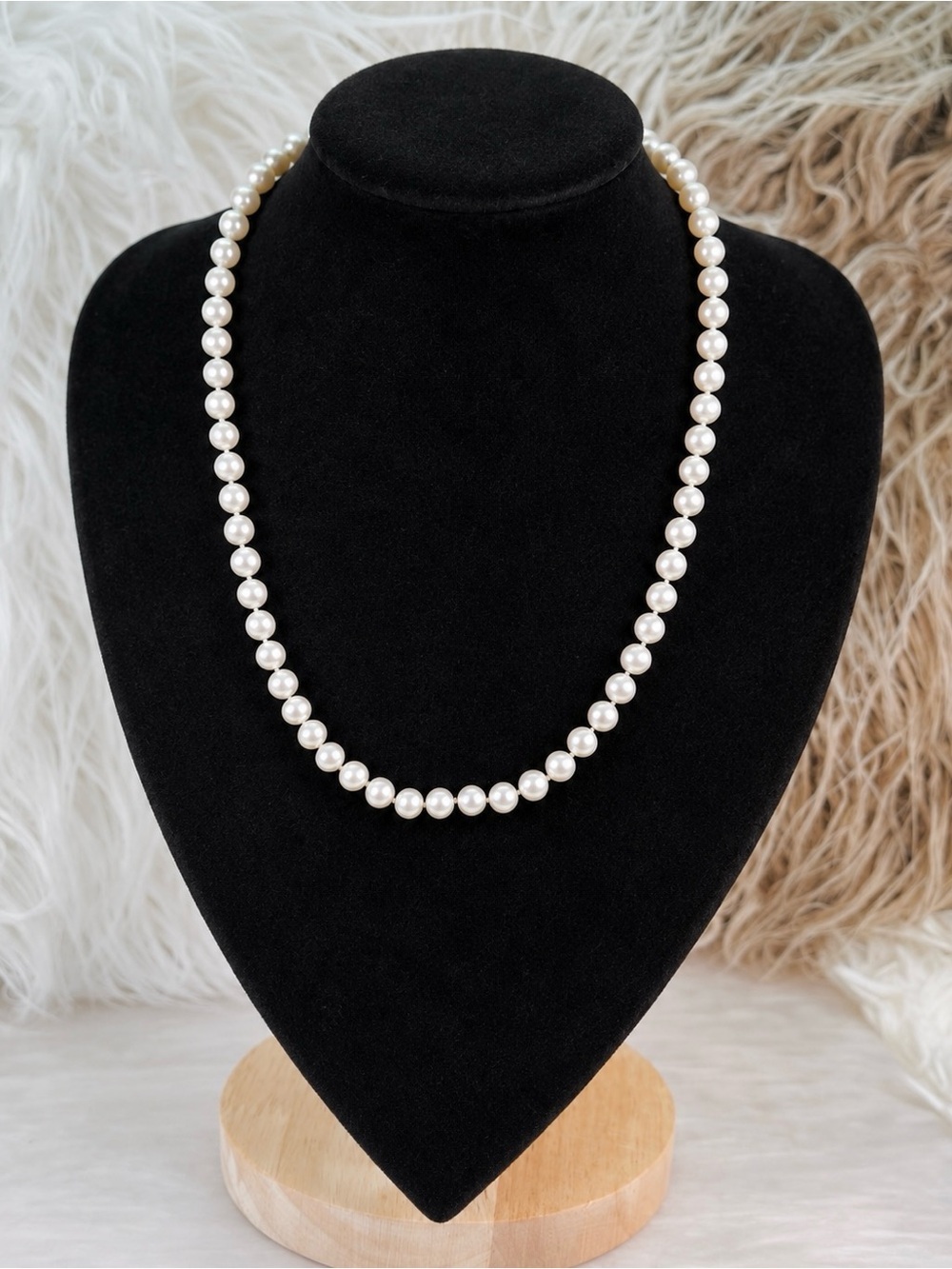 Beautiful vintage, goldtone, faux pearl costume necklace